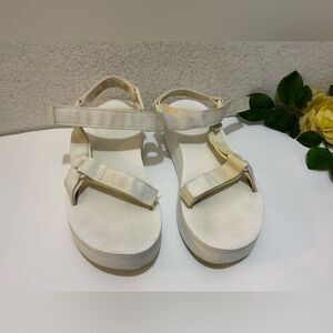 White platform sandal 1.75" The Flatform Universal Teva outdoor shoe Size 9
